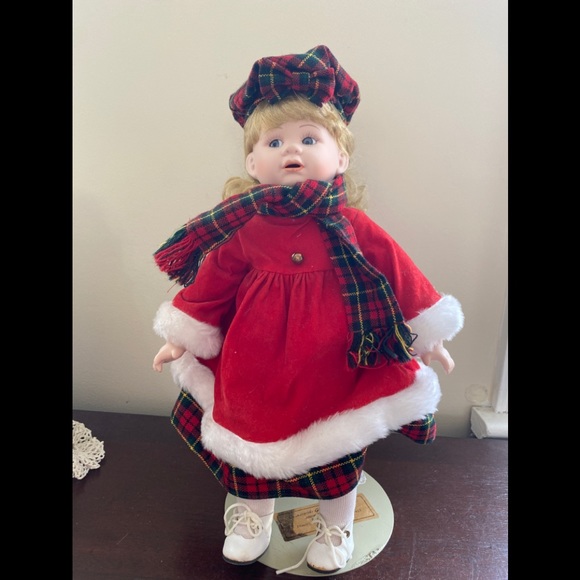 Heritage Mint Collector’s 14”porcelain doll Nicole - Picture 1 of 6
